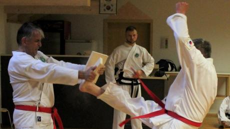 Auch der Bruchtest gehört zur Schwarzgurt-Prüfung beim Taekwondo. Robert Unger meisterte diese Disziplin ebenso souverän, wie alle anderen Aufgaben. 	 	