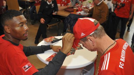 Der FC-Bayern-Fanclub Höchstädter Schlosspanther hat gestern im Kulturzentrum IBL in Lutzingen Advent mit David Alaba gefeiert. Der Starkicker musste hunderte Autogramme schreiben – auch auf T-Shirts und Kappen.  	
