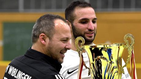 Wiblingens Abteilungsleiter Gökhan Budak (links) überreicht den Pokal. 	