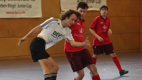 Der TSV Friedberg (weiß) gewann bei den Albertus-Quelle-Futsaltagen in der Dasinger Dreifachhalle das C2-Turnier.  	
