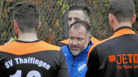 Beim SV Thalfingen gibt es Redebedarf: Trainer Laurino Di Nobile bereitet sich und seine Mannschaft auf den Abstiegskampf im der Fußball-Bezirksliga vor.  	
