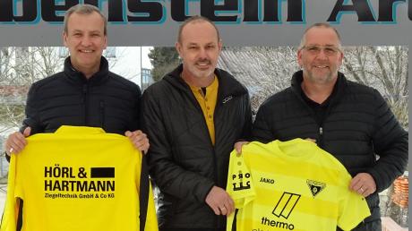 Zum dritten Mal wird Gerhard Hildmann im Sommer den TSV Gersthofen als Trainer übernehmen. Über die Verpflichtung des erfahrenen Coaches freuen sich die Abteilungsleiter Ulf Haas (links) und Klaus Assum.