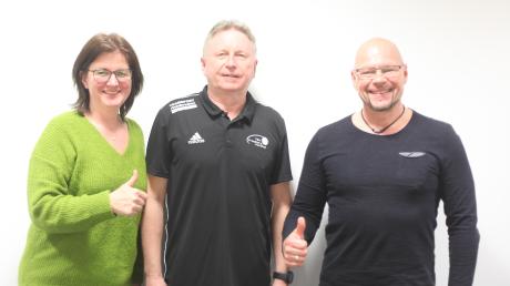 Für die erste Mannschaft des TSV Friedberg ist eine Übergangslösung gefunden worden: (von links) Abteilungsleiterin Simone Neumeier, Trainer Udo Mesch und Abteilungsleiter Dirk Kreutzburg. 	