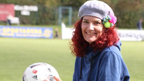 Carola Haertel, die Kreisvorsitzende des Fußballkreises Augsburg, wünscht sich einen respektvollen Umgang mit den Unparteiischen.
