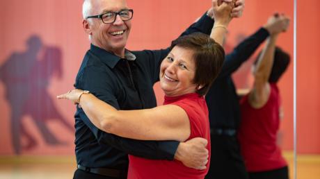 Sie haben gut lachen – Heinz und Petra Bolleininger aus Friedberg zählen zu den besten bayerischen Tanzpaaren in ihrer Altersklasse. Letztes Jahr waren sie auch bei den deutschen Meisterschaften am Start.  	 	