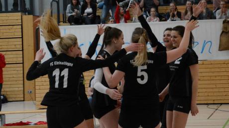 Da war der Jubel riesig: Die Frauen-Volleyball-Mannschaft des FC Kleinaitingen holte sich noch vor Ablauf der Saison den Meistertitel in der Bayernliga Süd und hat nun das Recht zum Aufstieg in die Regionalliga.  	