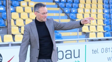 Ulrich Bergmann hat beim FC Pipinsried gerade alle Hände voll zu tun. Der Geschäftsführer verrät im Interview, wie es in Sachen Trainer weitergeht und wie es finanziell um den Dorfklub steht.  	