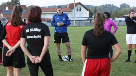 Gemeinsames Training fällt für Benedikt Huber und die Fußballerinnen des TSV Sielenbach in der Corona-Krise flach. Doch sie haben sich etwas einfallen lassen.