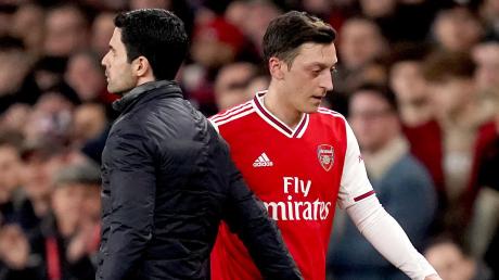 Haben sich derzeit wenig zu sagen: Arsenals Trainer Mikel Arteta (links) und Mesut Özil. Der ehemalige deutsche Nationalspieler spielt beim FC Arsenal keine große Rolle mehr. 