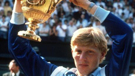 Boris Becker reckt die begehrteste Trophäe im Tennis in die Höhe. 1985 gewann er Wimbledon.  