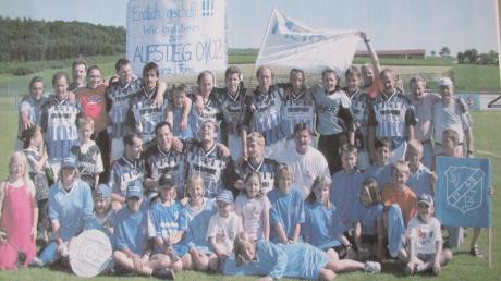 Gemeinsam mit zahlreichen jugendlichen Fans feierte die Mannschaft des SV Ziertheim-Dattenhausen nach dem 4:0-Sieg beim FSV Finningen im Juni 2002 die Meisterschaft in der A-Klasse Donau I.