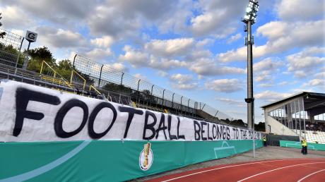 „Football belongs to the people“: Viele Fans stören die strengen Auflagen beim DFB-Pokal im Ulmer Donaustadion.  	
