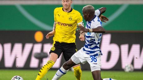 Marco Reus (l) von Borussia Dortmund und Wilson Kamavuaka vom MSV Duisburg kämpfen um den Ball.