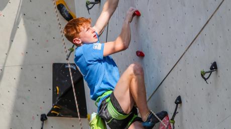 Max Dinger von der DAV-Sektion Krumbach an der Wand im Kletternzentrum Augsburg. Der 14-Jährige sicherte sich hier den Landesmeistertitel im Lead-Klettern. 	
