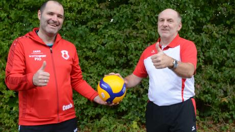 Sie freuen sich auf die neue Saison der Volleyballerinnen des FC Kleinaitingen: Stefan Nowotny (links) und Peter Maiershofer (rechts).  	