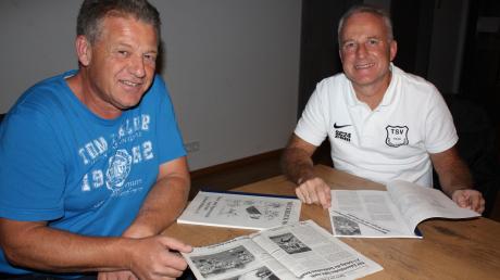 Die Zeitungsausschnitte haben sie heute noch: Die beiden Zaisertshofer Jürgen Schäffler (links) und Erwin Schilling blicken durchaus stolz auf diesen kuriosen Relegationsdoppelpack gegen den FSV Dirlewang zurück.