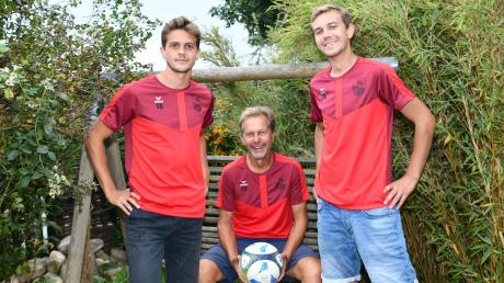 Peter Bootz (Mitte) trainiert den TSV Utting. Im Team spielen auch seine beiden Söhne Valentin (links) und Fabian. Die Mannschaft hat gute Chancen, in die Kreisliga aufzusteigen. 