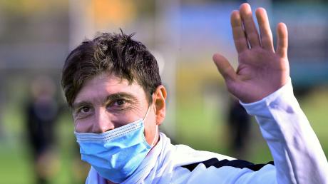 Gut gelaunt mit Maske: Sebastiano Pirrello grüßt als Derbysieger und Tabellenführer der Kreisliga A Iller. 	