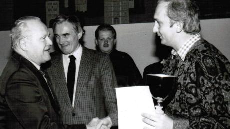Der damalige BLSV-Kreischef Toni Kuster (links) gratuliert Helmut Hofweber (rechts) zum Titel „Landkreis-Sportler des Jahres 1987“.