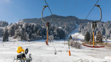 Wie hier in Bolsterlang im Allgäu sieht es auch in anderen Skiregionen aus. Dabei wären auch die Skiklubs aus dem Landkreis Günzburg in den anstehenden Weihnachtsferien nur zu gern auf die Piste gegangen.  	