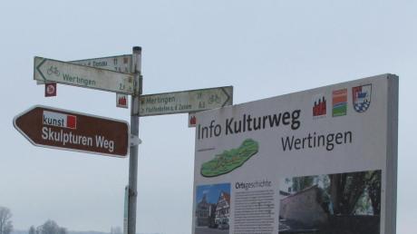 Zahlreiche Informationen gibt es entlang des Skulpturen-Weges bei Wertingen und im Donauried. 