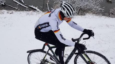 Marco Brenner bereitete sich auch 
bei Minustemperaturen und verschneiten Wegen am Lech auf sein erstes Jahr als Rennrad-Profi vor. 	