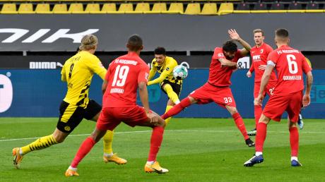 Die Mannschaft des FC Augsburg war auch in Dortmund weitgehend in der Defensive gefordert. Hier stemmen sich (von links) Felix Uduokhai, Tobias Strobl, André Hahn und Jeffrey Gouweleeuw gegen einen Torschuss von Jadon Sancho.