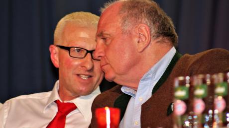 Ein Bayern-Fan und Bayern-Versteher: Roland Held mit dem damaligen Präsidenten Uli Hoeneß bei dessen Besuch des Fanclubs Red-White Dynamite vor etwas mehr als drei Jahren.  	