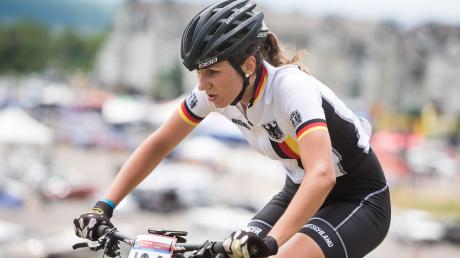 Fit und bereit: Die Wittislingerin Theresia Schwenk ist beim Bundesliga-Saisonstart auf ihrem Mountainbike unterwegs.