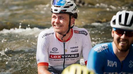 Das Bad im Bach haben sich die Weltklasse-Mountainbiker nach der Plackerei in Albstadt verdient. Auch Georg Egger genießt die Abkühlung. Angesichts der Begleitumstände ist er mit Platz 33 zum Weltcup-Auftakt zufrieden. 	