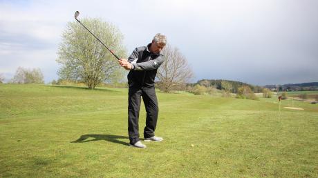 Herbert Muser ist der neue Golflehrer beim GC Tegernbach. Der Profi spielt seit 36 Jahren. Zuvor war er auch in einer anderen Sportart sehr erfolgreich. Welche Tipps der gebürtige Niederbayer seinen Schützlingen mit auf den Weg gibt. 	