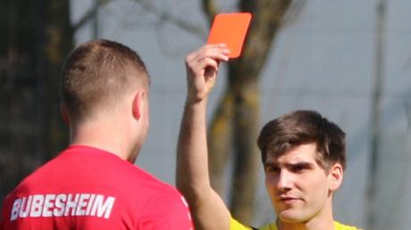 Ton in Ton: Der Mann in Gelb zeigt dem Sünder mit dem roten Trikot die Rote Karte. Game over!