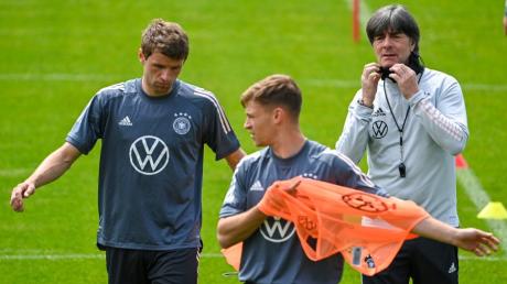 Bundestrainer Joachim Löw plant mit Thomas Müller fest im Mittelfeld - Joshua Kimmich könnte hingegen als Verteidiger aushelfen.