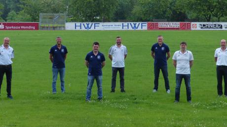 Das Bild zeigt die beteiligten Funktionäre, darunter Georg Schweiger (Sportlicher Leiter TSV Wemding, Zweiter von links) und Alexander Wager (Spartenleiter TSV Wolferstadt, Zweiter von rechts). 