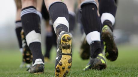 Gutes Schuhwerk mit festgeschraubten Stollen, getapten Waden und am besten dazu noch schnelle Beine – die neue Fußballsaison kann eigentlich beginnen... 	