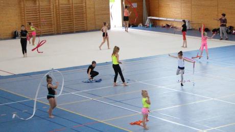 In der Halle des TSV Friedberg geht es wieder rund. Die Abteilungen (hier Rhythmische Sportgymnastik) sind zurück. 	