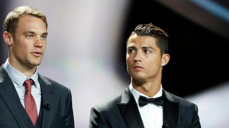 Deutschlands Torwart Manuel Neuer (links) und Portugals Stürmerstar Cristiano Ronaldo festlich bei der Gala zur Weltfußballer-Wahl 2014. 