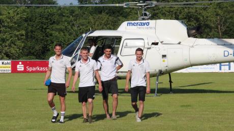 Vier Wolferstädter Fußballer kamen zum ersten gemeinsamen Training mit den neuen Kollegen in Wemding per Hubschrauber.