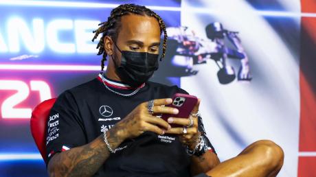Lewis Hamilton gerät mehr und mehr ins Grübeln.