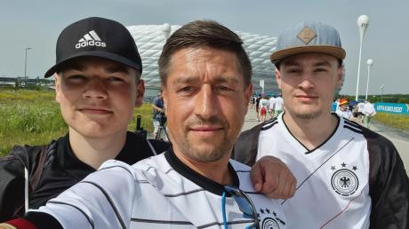 Christian Blöchl-Wagner durfte zu zwei EM-Spielen ins Stadion. Hier ist er mit seinen Söhnen vor der Partie gegen Portugal zu sehen.  	