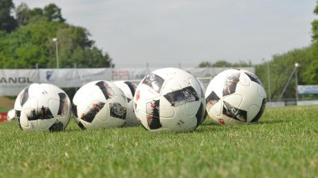 Beim TSV Wertingen liegen die Bälle zum Fußballtraining seit mehr als einer Woche bereit. 	