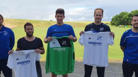 Die beiden Abteilungsleiter Jens Schmidt (links) und Jochen Mittring (rechts) begrüßten die drei Neuzugänge des TSV Unterringingen. In der Mitte von links: Manuel Oßwald, Dennis Stöffelmeir und Spielertrainer Mark Wimmer. 	