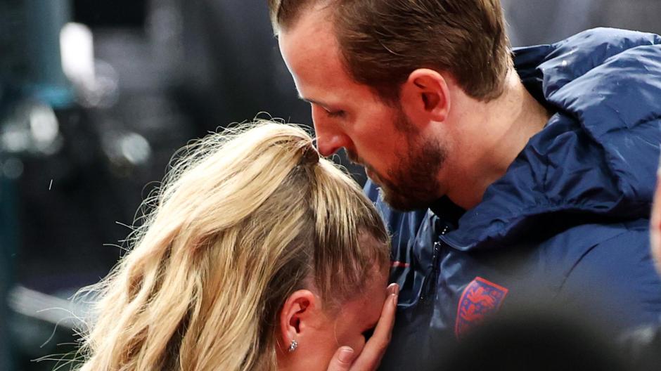Englands Torjäger Harry Kane tröstet nach der Niederlage gegen Italien im EM–Finale von Wembley seine Frau Katie Goodland.
