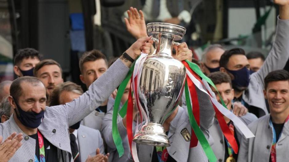 Stolz präsentiert die italienische Nalmannschaft den EM-Pokal. Ein Engländer will das Finale nun per Petition wiederholen lassen.
