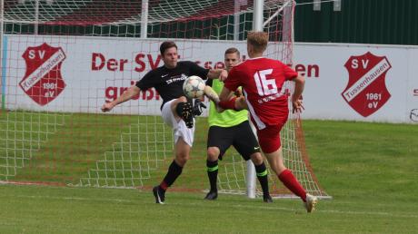 Auf verlorenem Posten stand der SV Tussenhausen (schwarz-weiße Trikots) in seinem Erstrundenspiel gegen den SV Memmingerberg (rotes Trikot). Gegen den Kreisliga-Aufsteiger musste sich der A-Klassist mit 0:7 geschlagen geben.  	