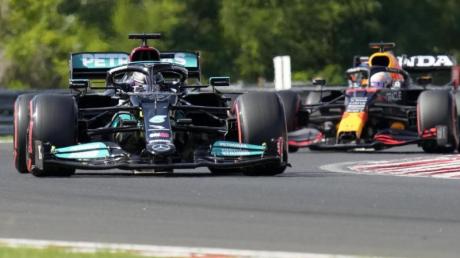 Lewis Hamilton (l) hat sich in Ungarn die 101. Pole seiner Karriere geholt.