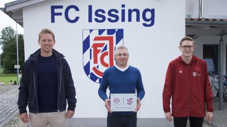 Im vergangenen Jahr war Julian Nagelsmann (links) in Issing dabei, als die Nachwuchs-Kooperation zwischen dem FC Issing (Mitte Günther Fent) und dem FC Bayern München (rechts Max Obermeier vom FC Bayern Campus) beschlossen wurde. 