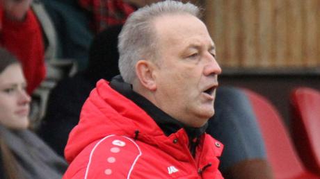 Trainer Jürgen Schmid mischt mit dem TSV Dasing derzeit die Liga aus. 	