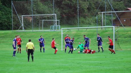 Das Derby zwischen dem SV Oberrieden (rot-schwarze Trikots) und dem SV Bedernau war eine klare Angelegenheit: Mit 5:0 bezwang der Aufsteiger aus Oberrieden den Lokalrivalen und feierte damit einen gelungenen Einstand in die neue Saison. 	