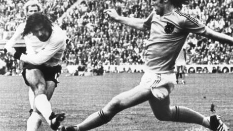 Gerd Müller (l) erzielt im WM-Finale 1974 den 2:1-Siegtreffer gegen die Niederlande.